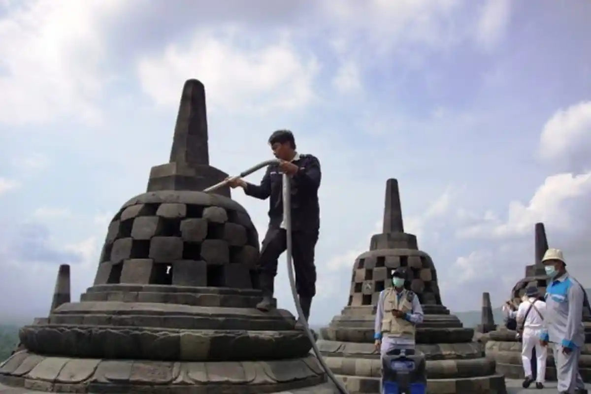 Hujan Abu dari Erupsi Gunung Merapi Mulai 'Serang' Candi Borobudur, Seperti Ini Kondisinya
