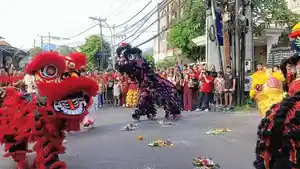 Barongsai-dan-Liong-mengitari-perempatan-jalan-Blambangan-Kuta.jpg