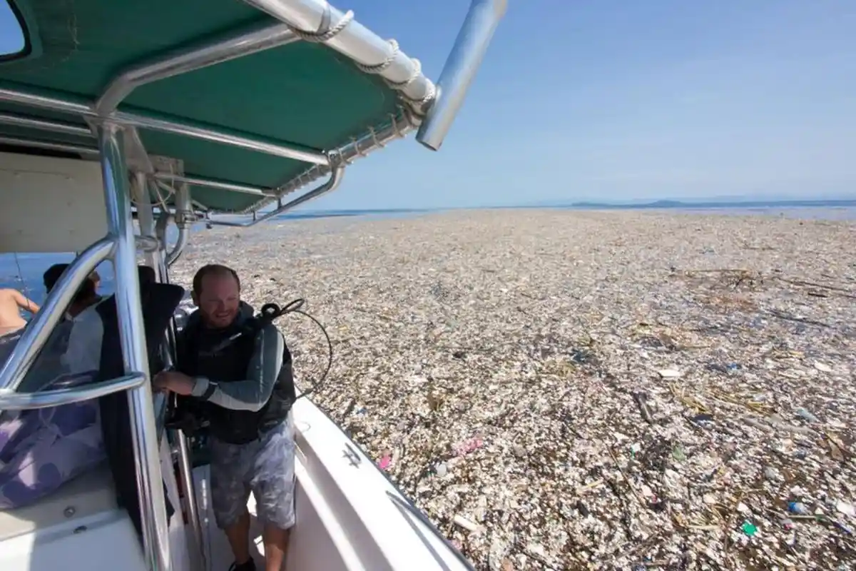Jernih dan Birunya Lautan Karibia Tertutupi Gelombang Sampah Plastik