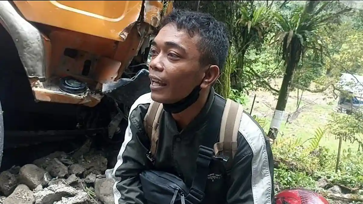 Alhaqi Selamat Walau Motornya di Bawah Kolong Truk saat Tabrakan Beruntun di Silaing Padang Panjang