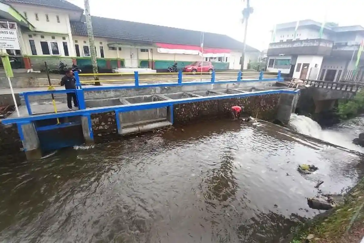DPUPR Wonosobo Pasang Pelimpas Air di Saluran Wangan Aji, Cegah Banjir saat Musim Hujan