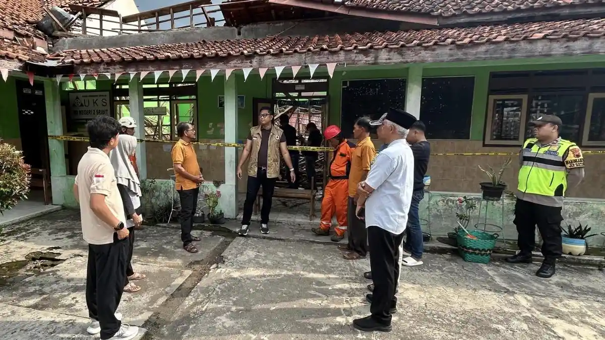 Atap SDN 2 Sribit Klaten Ambruk, Bupati Hamenang Turun Tangan, KBM Tetap Jalan