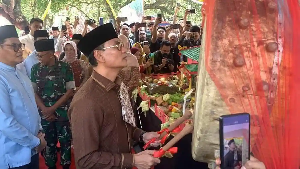Momen Wali Kota Mataram Tabuh Beduk pada Perayaan Lebaran Topat di Makam Bintaro