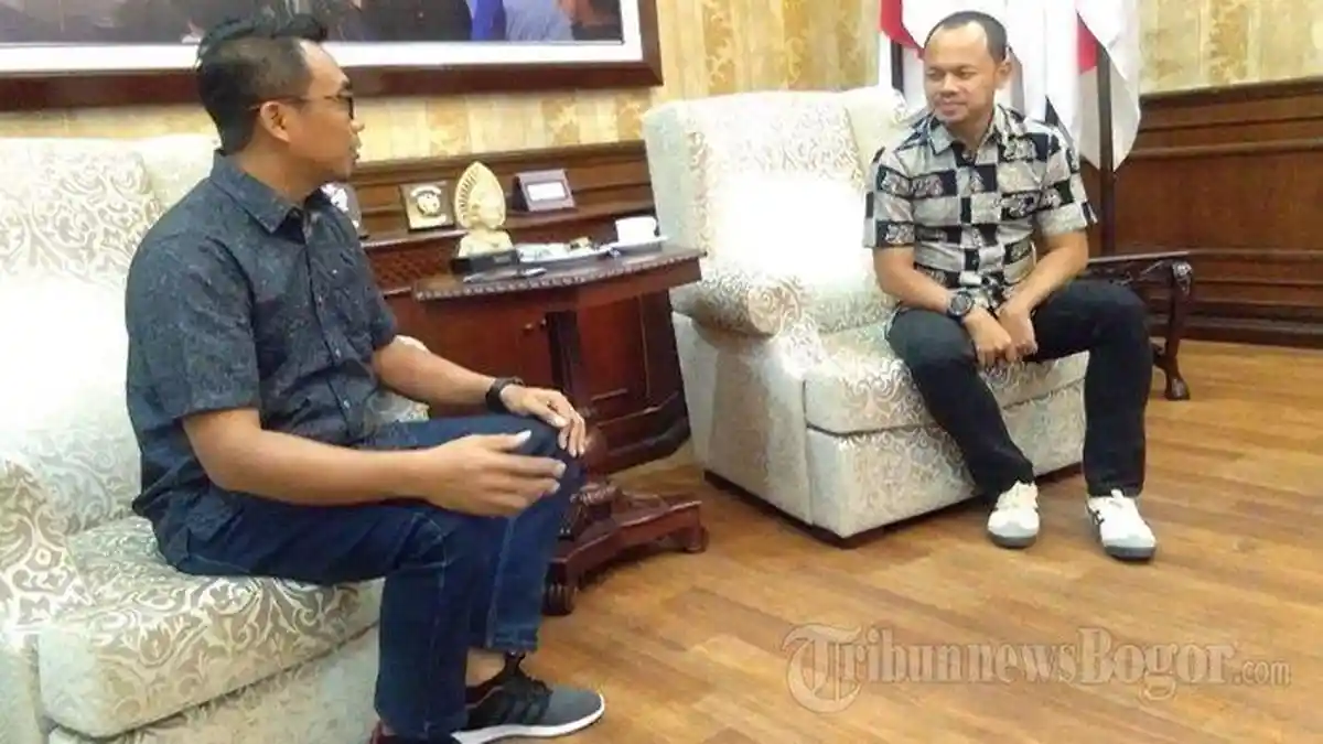 Jins Hitam dan Sneakers, Penampilan Bima Arya Di Hari Jumat Curi Perhatian Para Tamu
