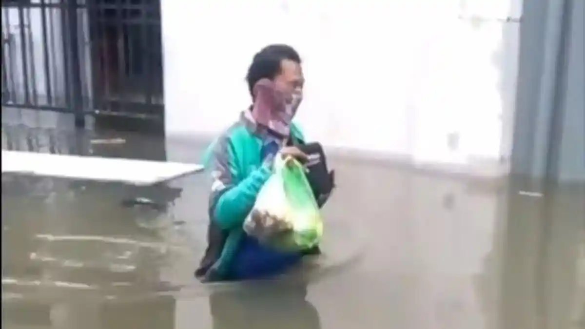 Video Viral Driver Ojol Rela Terobos Banjir di Semarang Demi Antarkan Pesanan Makanan ke Pelanggan