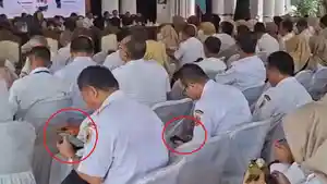 20260415_Pejabat-di-Kabupaten-Pati-asyik-main-ponsel-saat-sosialisasi-KPK_1.jpg