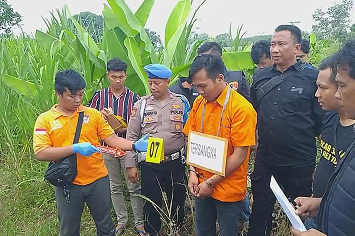 Pelaku Pembunuhan Tetangga di Tulangbawang Peragakan 52 Adegan