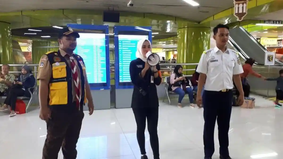 Puluhan Relawan Bantu Pemudik di Stasiun Gambir, Dari Pramuka Hingga Komunitas Pecinta Kereta