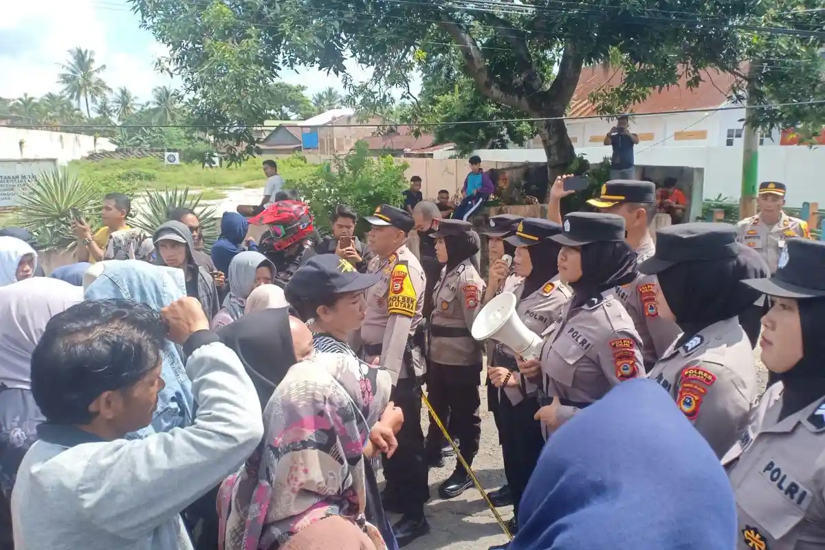 Sebelum Ricuh, Emak-emak Teriak Caleg dan Bawaslu Sekongkol