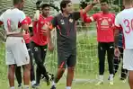 pelatih-semen-padang-fc-eduardo-almeida-memberikan-arahan.jpg