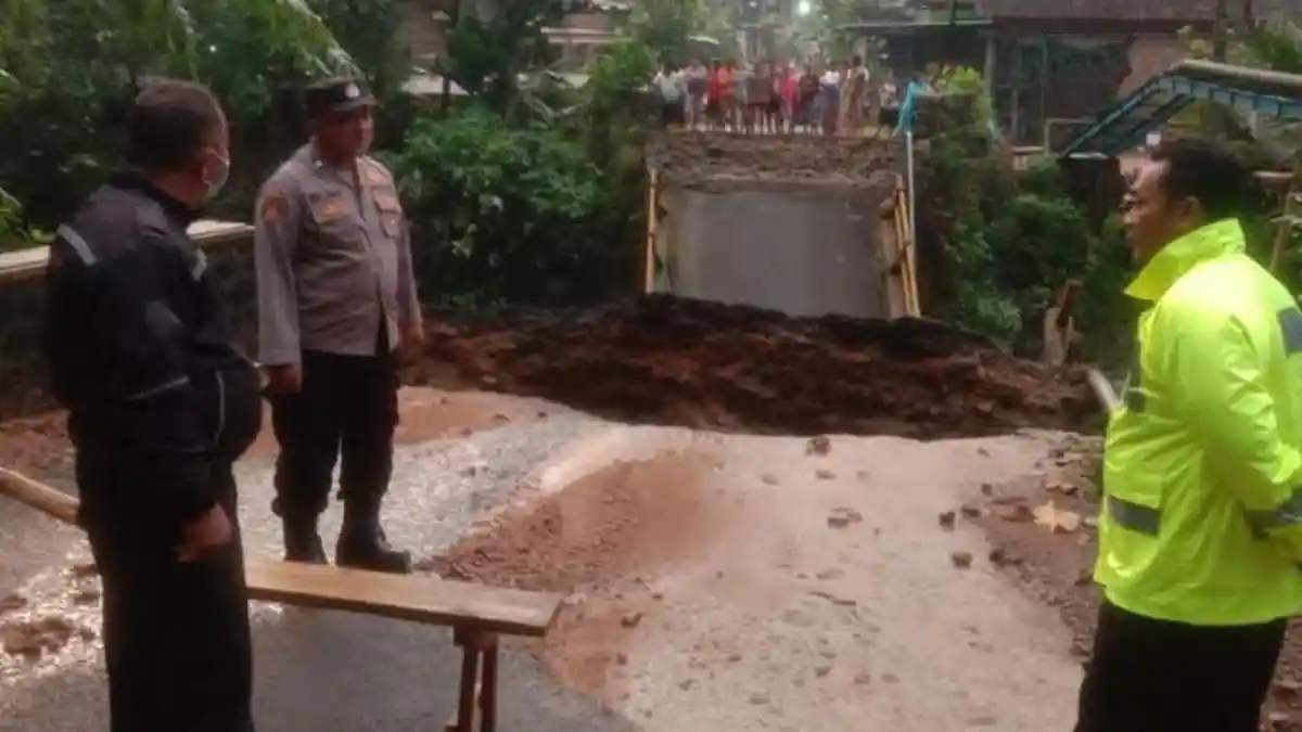 Hujan Deras, Jembatan Penghubung Kecamatan Munjungan dan Watulimo Trenggalek Putus 