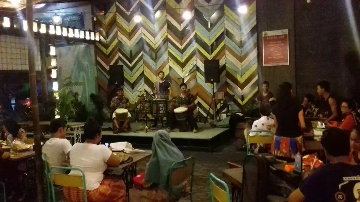 Waroeng Kroepoek, Kafe Wedangan di Solo, dalam Sehari Sajikan 3 Paket Menu Berbeda