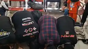 Empat-warga-Kota-Bengkulu-sujud-syukur-tiba-di-Bandara-Fatmawati.jpg