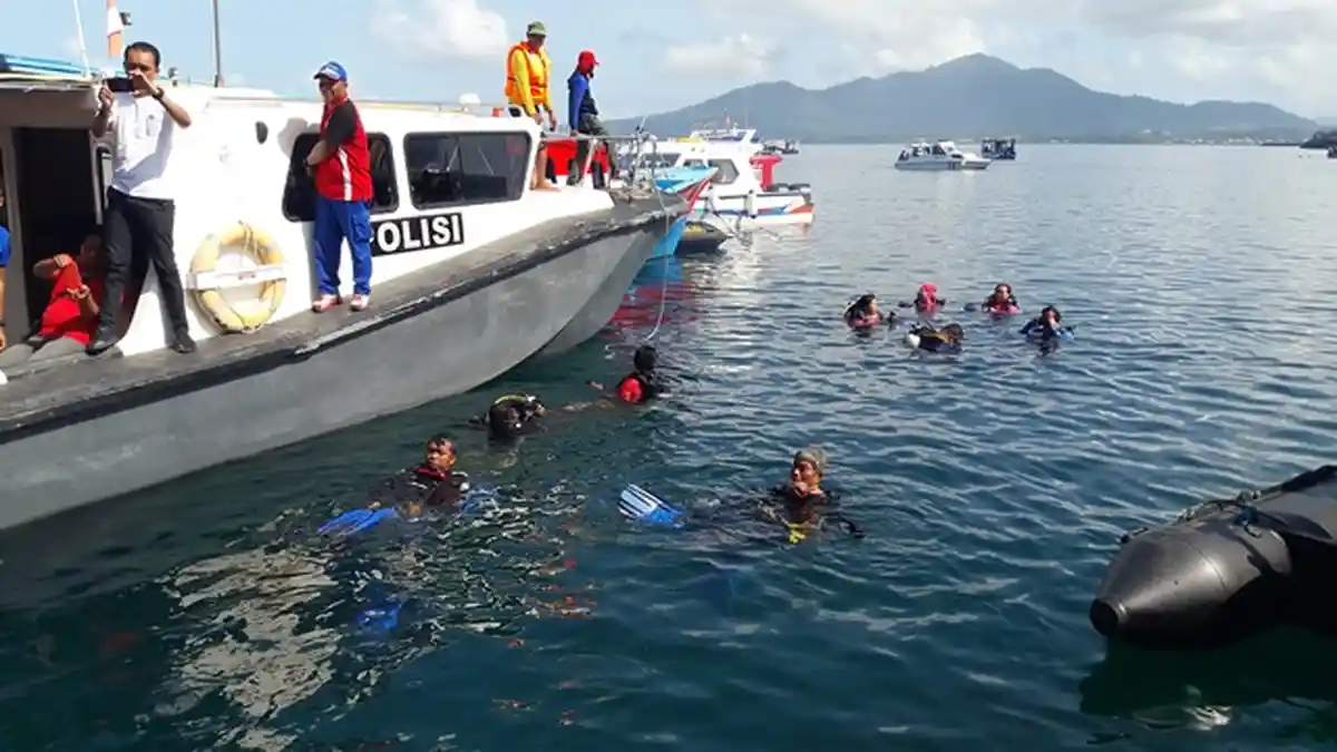 Ratusan Penyelam Angkat Sampah di dalam Laut