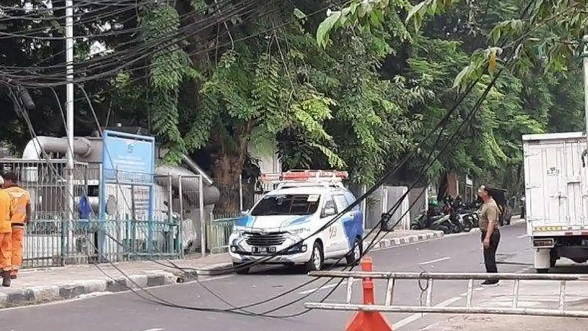 Ada Kabel Melintang, Jalan Tanah Abang Timur Ditutup