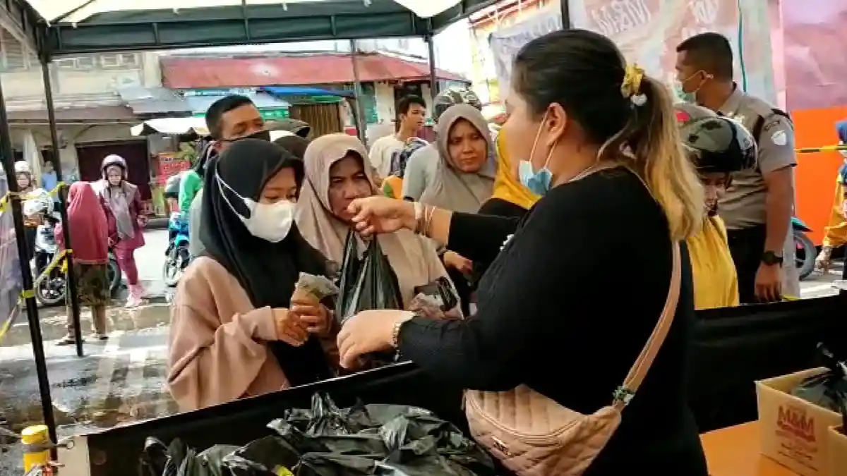 4.000 Liter Minyak Goreng Ludes Hari Pertama Pasar Murah di Pariaman, 