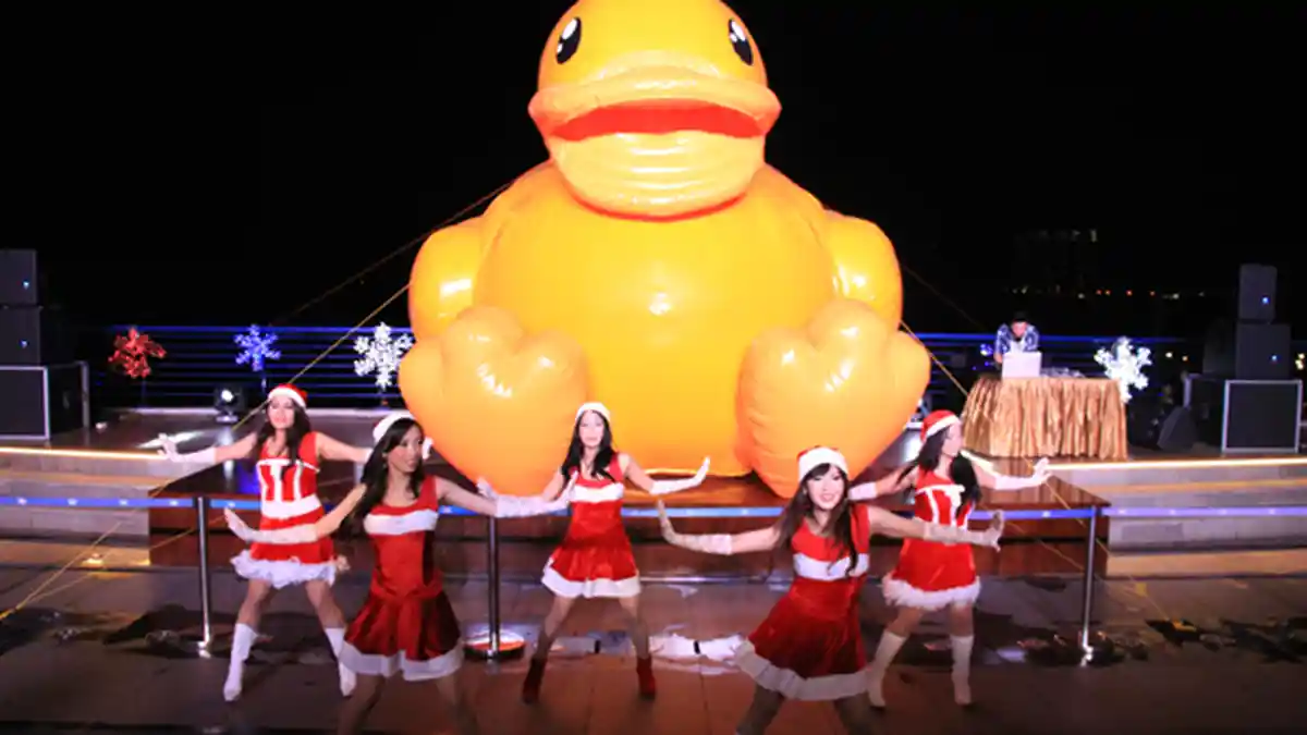 B.Duck Christmas Holiday  Tema  Perayaan Natal di Baywalk Mall