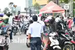 pengendara-motor-yang-melintas-dari-arah-sidoarjo-ke-surabaya-diperiksa-di-check-point-bundaran-waru.jpg