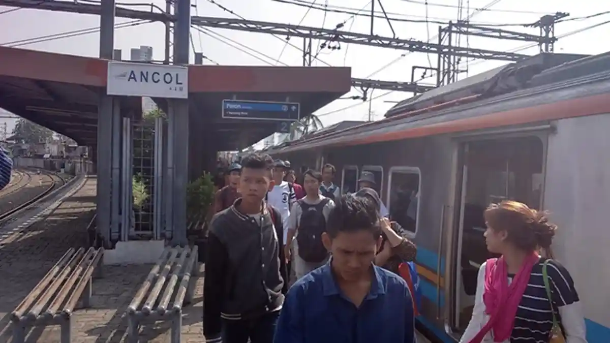 Para Penumpang Padati Stasiun Ancol di Momen Lebaran