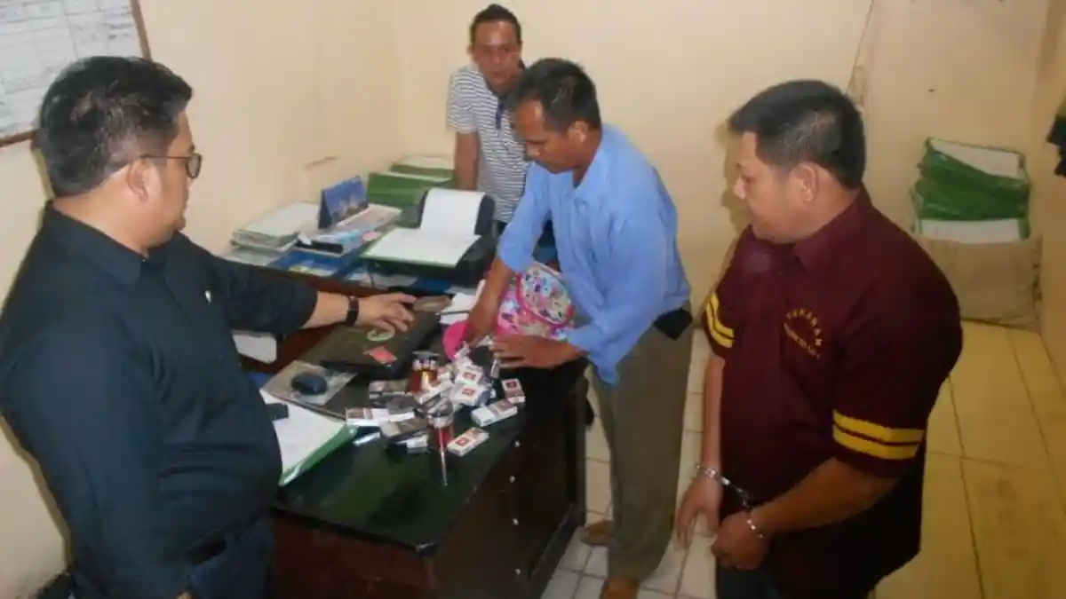 Warga Amankan Fajudin yang Curi 32 Bungkus Rokok