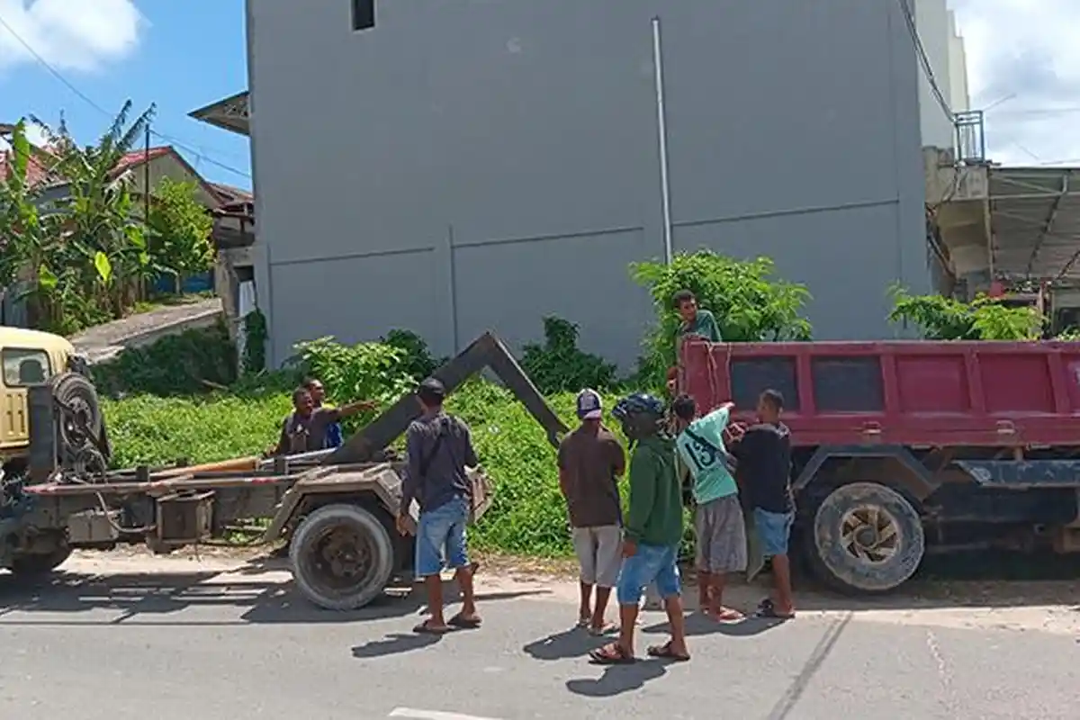 Rem Blong, Truk di Sorong Nymplung ke Got