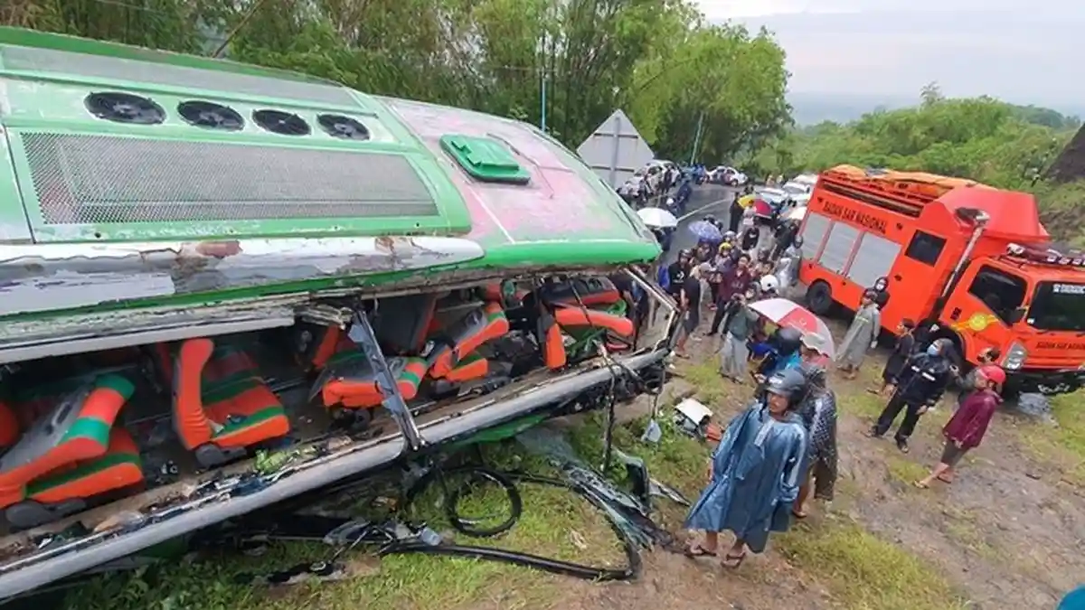 Kecelakaan Tragis Tadi Pukul 13.30 WIB, 13 Orang Tewas, Bus Angkut 40 Penumpang Tabrak Bukit Bego