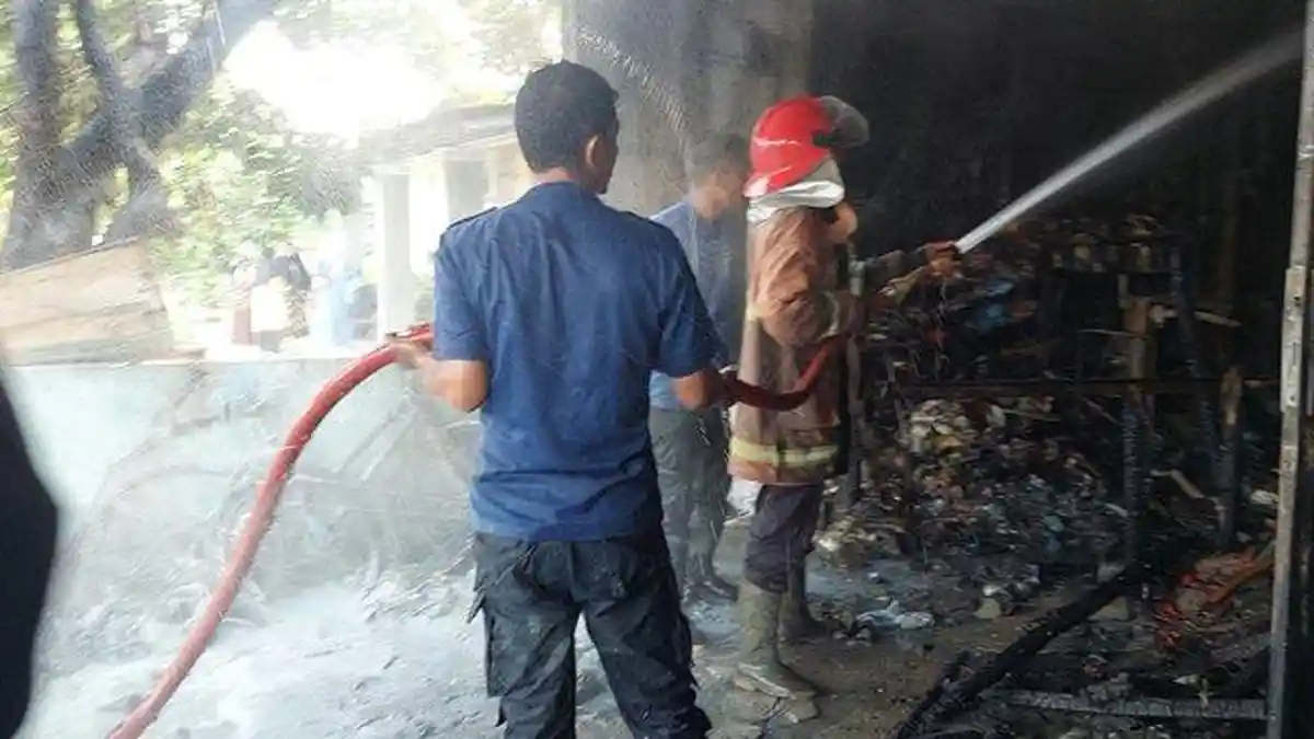 Ruko Bahan Bangunan di Langsa Terbakar, Pemilik dan Dua Petugas Damkar Harus Dilarikan ke RSUD