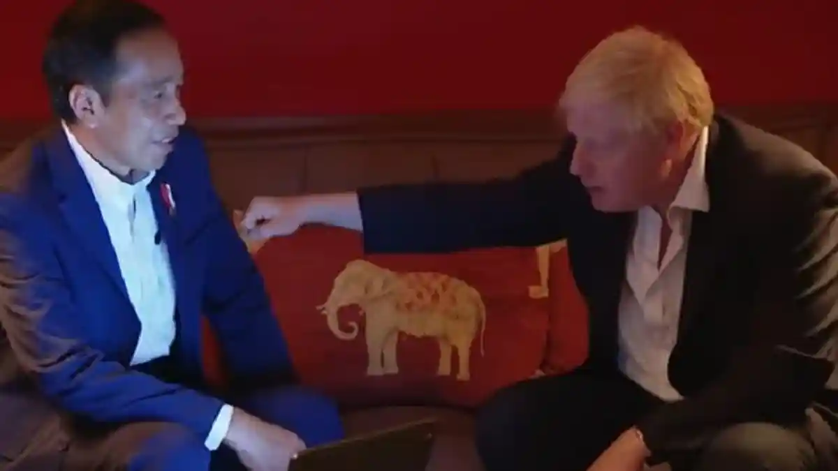 Momen Akrab PM Inggris Boris Johnson Tinju Lengan Jokowi di Sela KTT G7