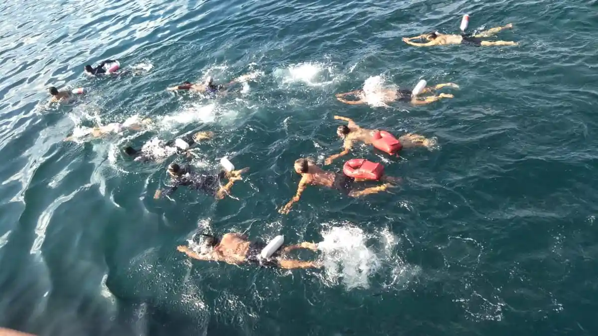 Prajurit Marinir Bitung Latihan Renang Laut Di Selat Lembeh