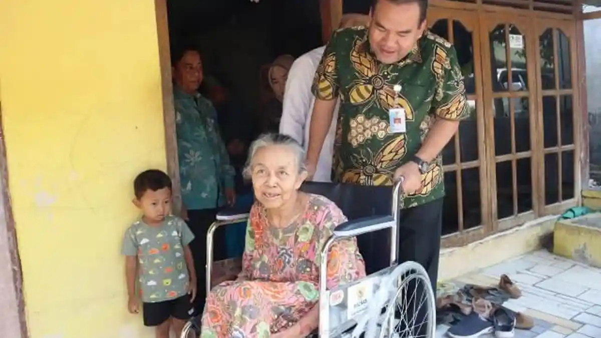 Terima Bantuan Kursi Roda dari Bupati Arief Rohman, Mbah Samidah Senang: Terima Kasih Pak