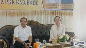 Penjabat-Bupati-Ende-Agustinus-Ngasu-dan-Istrinya.jpg