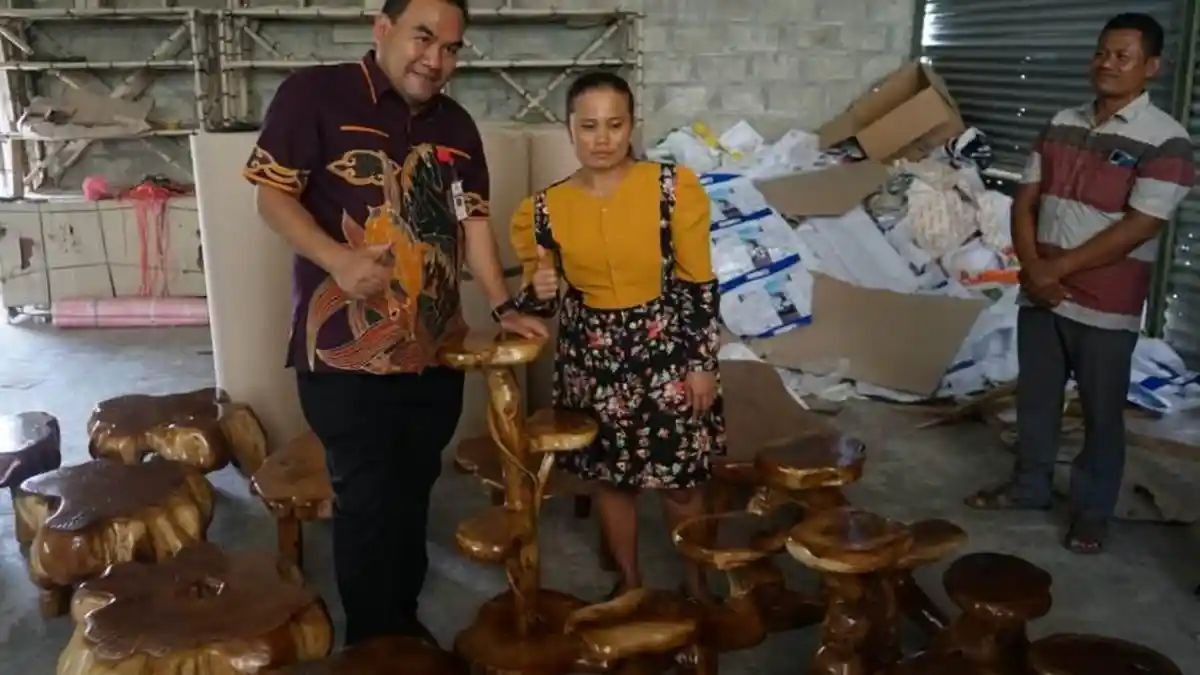 Tembus Pasar Ekspor, Mebel dan Kerajinan Kayu Jati Blora Menggeliat, Roisah: Bahannya Limbah