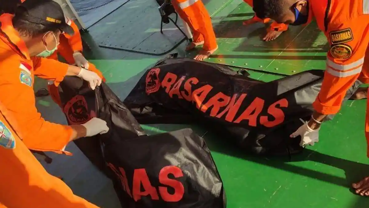 Tim SAR Temukan Dua Mayat Bocah Penumpang KM Kasih 25 Tersangkut Tali Pukat di NTT