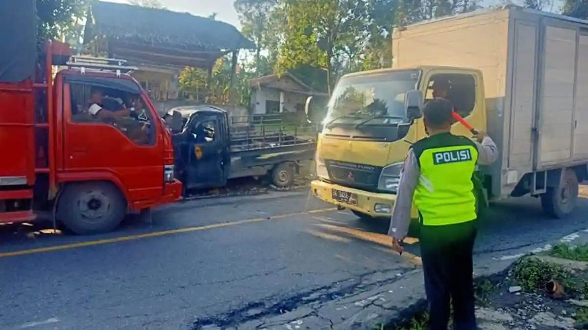 Truk dan Pick Up Kecelakaan di Jalur Medan-Berastagi hingga Terjadi Macet Parah 