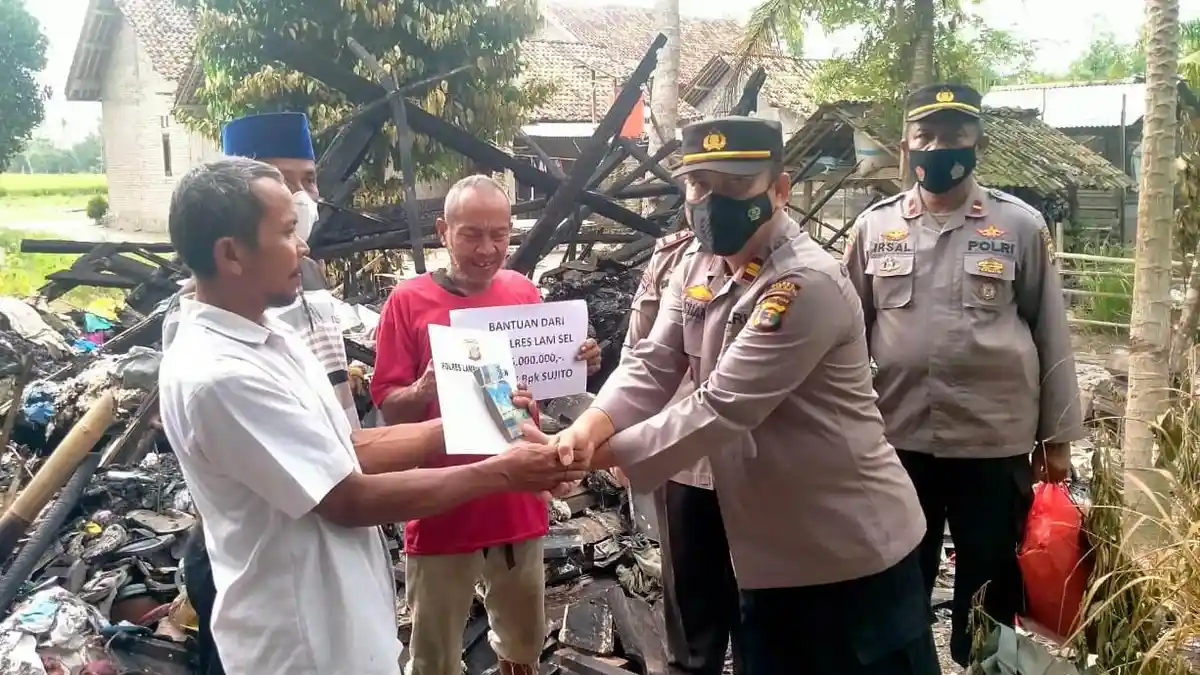 Polres Lampung Selatan Berikan Bantuan kepada Korban Kebakaran di Palas