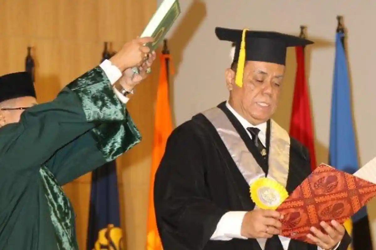 Ari Kuncoro Jadi Sorotan, Netizen: 'Rektor UI Nabrak Pohon, Pohonnya yang Ditebang'