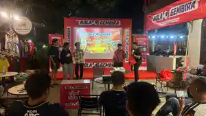 Suasana-Kemeriahan-Nonton-Bareng-Bola-Gembira-MAXStream-TV-di-Tomoro-Coffee-Pahoman-Bandarlampung.jpg