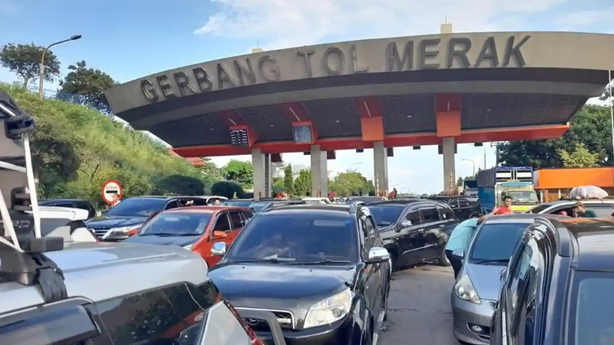 INFO TERKINI Tol Tangerang-Merak: Kepadatan Arus Kendaraan pada Minggu Malam Tersisa 1 Km