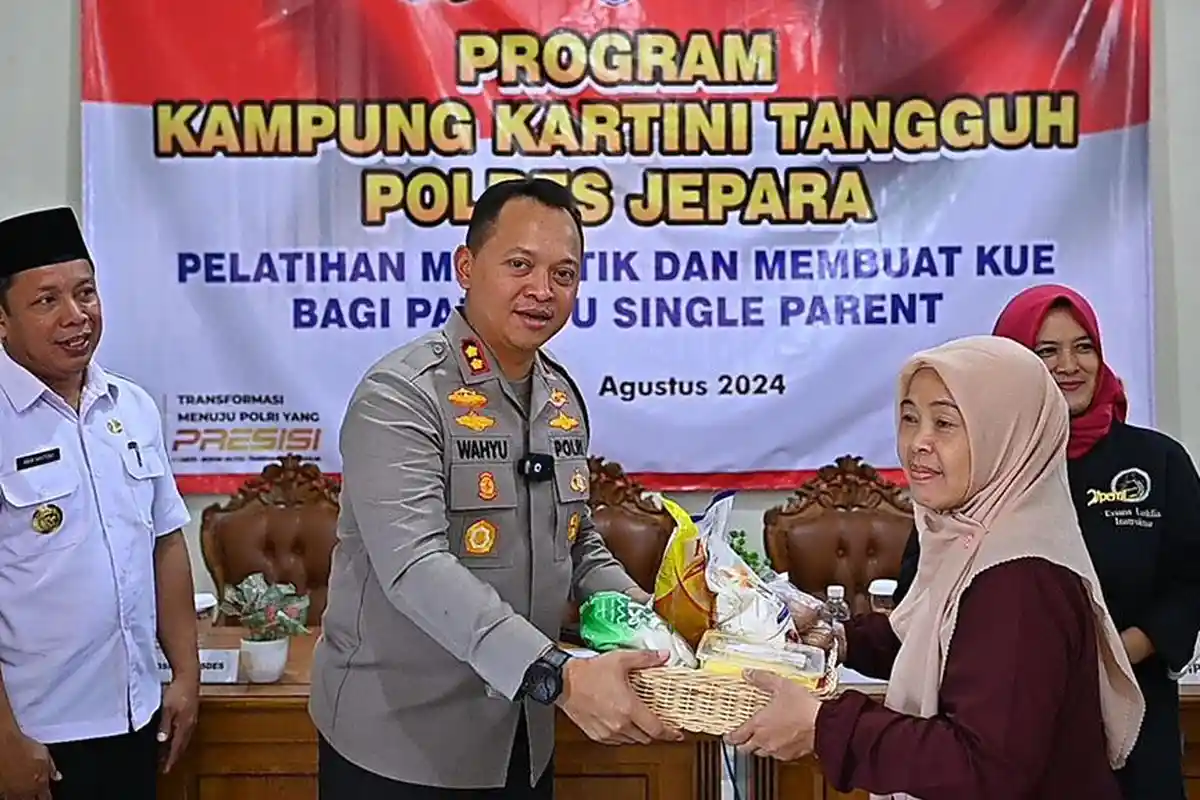 Implementasikan Comander Wish Kapolda Jateng, Emak-Emak di Jepara Dibekali Seni Membatik