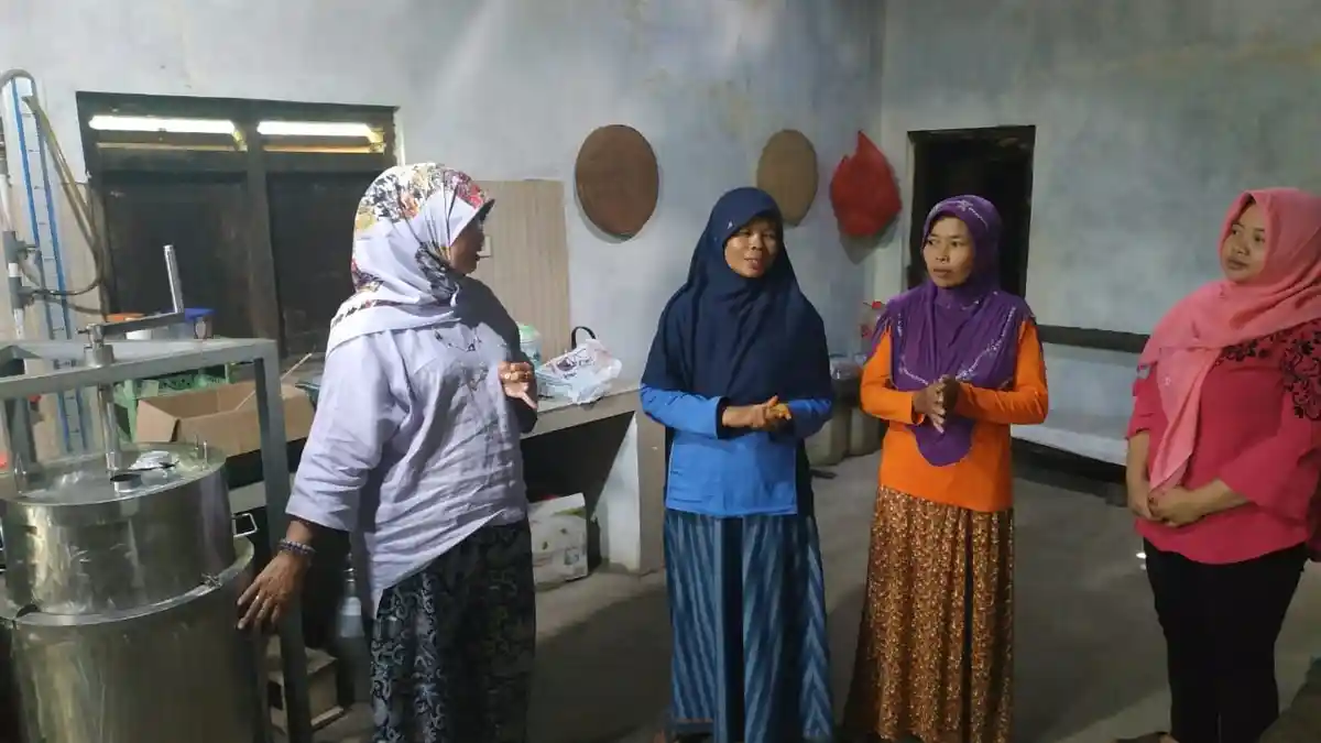 Fakultas Peternakan UGM Bantu Istri Peternak Sapi di Pacitan Olah Susu Sapi Kombinasi Empon-empon