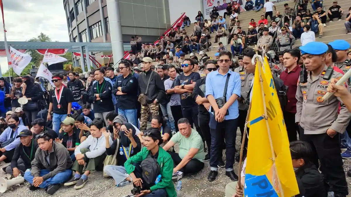 Anggota DPRD Sulawesi Utara Ismail Dahab Temui Massa Aksi 