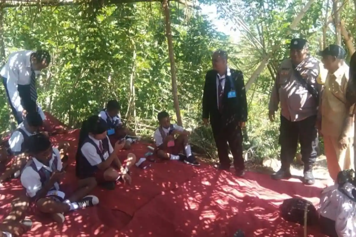 Terkendala Sinyal Internet, Siswa SD di Lembata Ujian di Kebun Warga