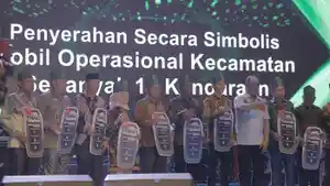 Ruksamin-Serahkan-13-Kendaraan-Operasional-ke-Camat-se-Konawe-Utara-di-Malam-Puncak-HUT-ke-17-Konut.jpg