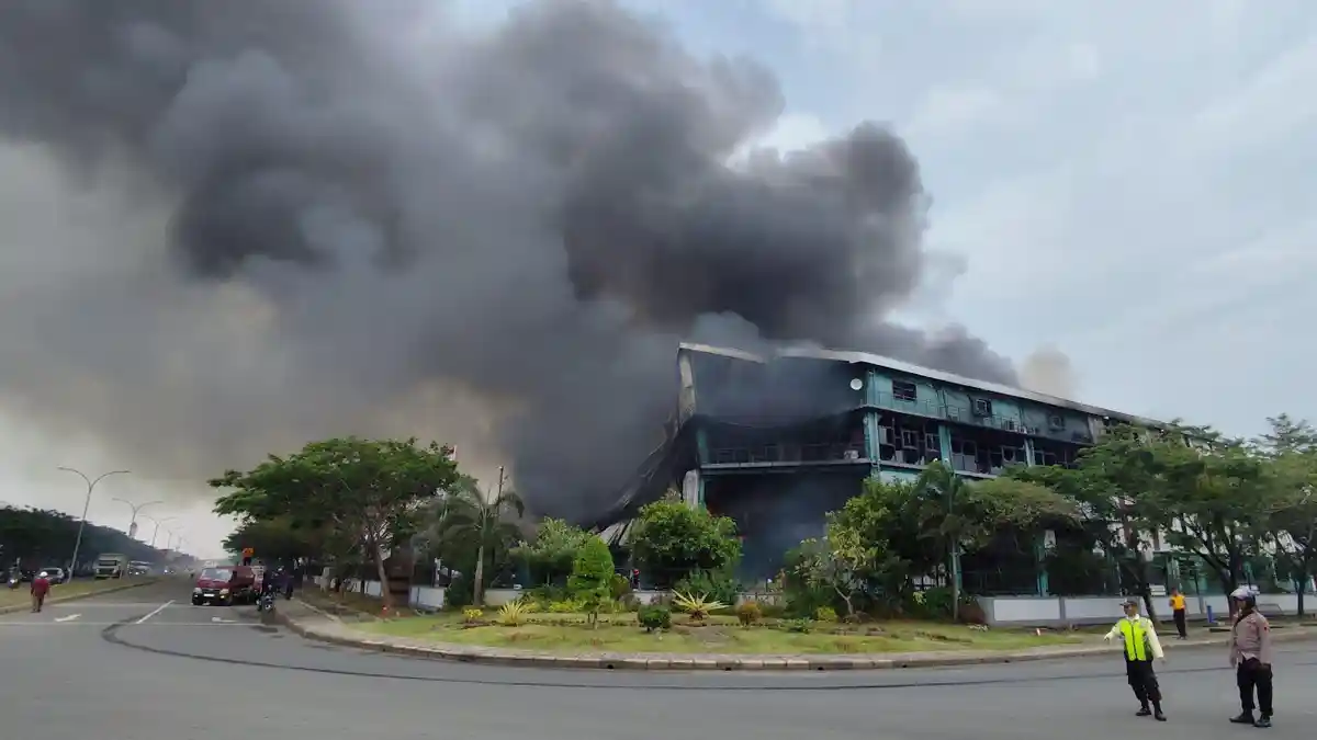 Update Kebakaran Pabrik Mainan Anak di KIK Kawasan Industri Kendak, 5 Truk Damkar Diterjunkan