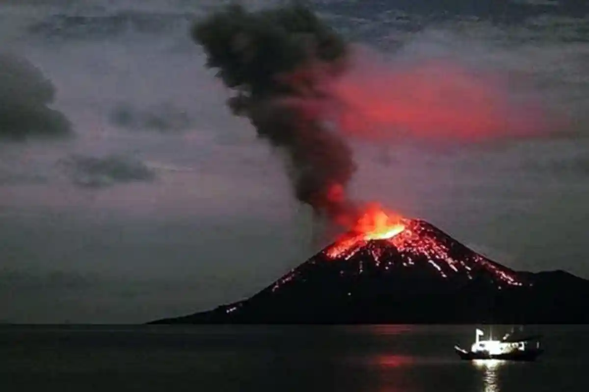 Gunung Anak Krakatau Lontarkan Lava Pijar Setinggi 200 Meter, Getaran Gempa Vulkanik Terasa