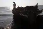 Seorang Mancing Diatas Bangkai Kapal Pantai Ancol