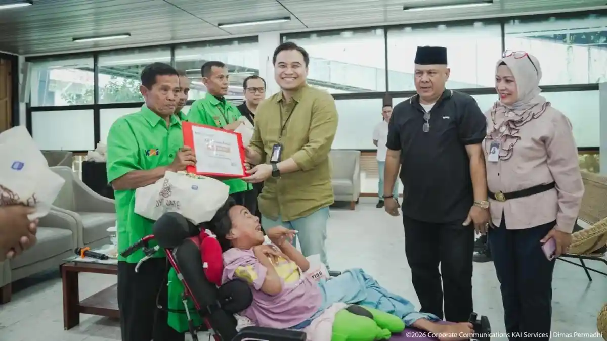 KAI Services выделила помощь 53 носильщикам в Bandung, включая отца ребенка с инвалидностью