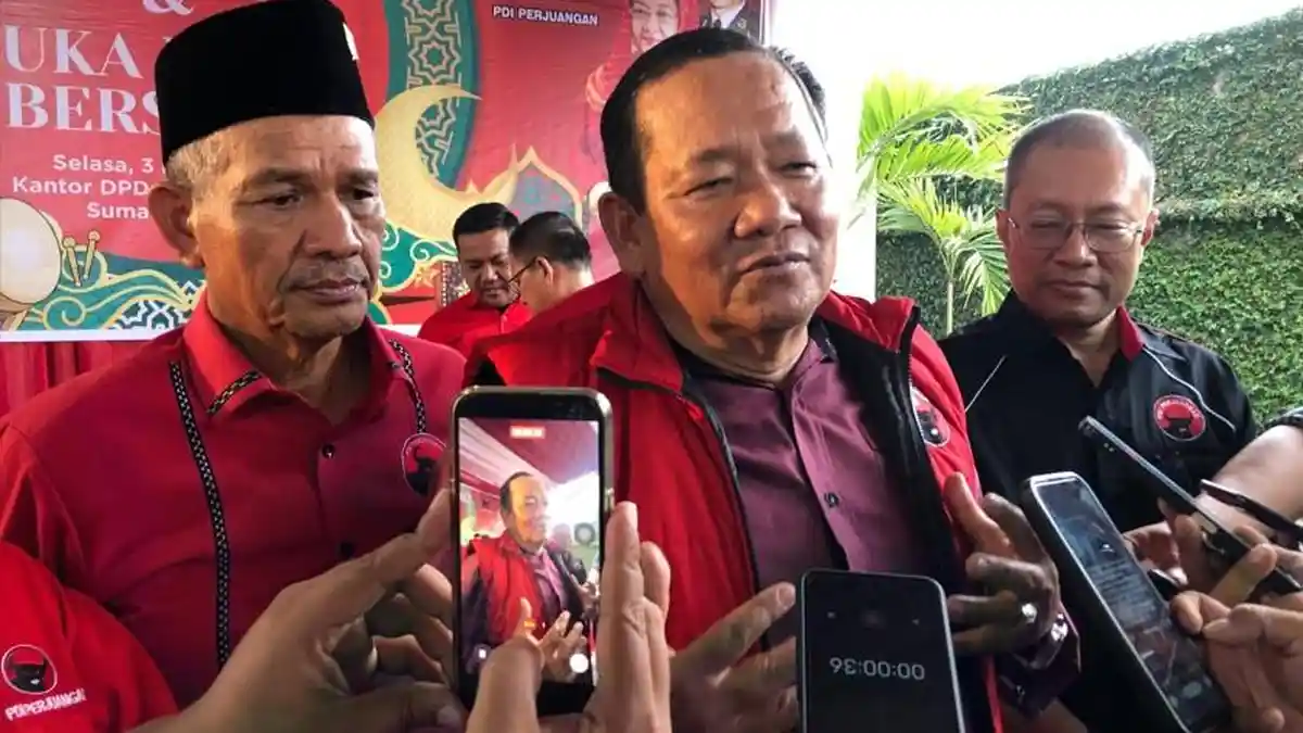 Ketua DPD PDI Perjuangan Sumut Rapidin Simbolon Serahkan SK 30 Pengurus PDIP di Sumatera Utara