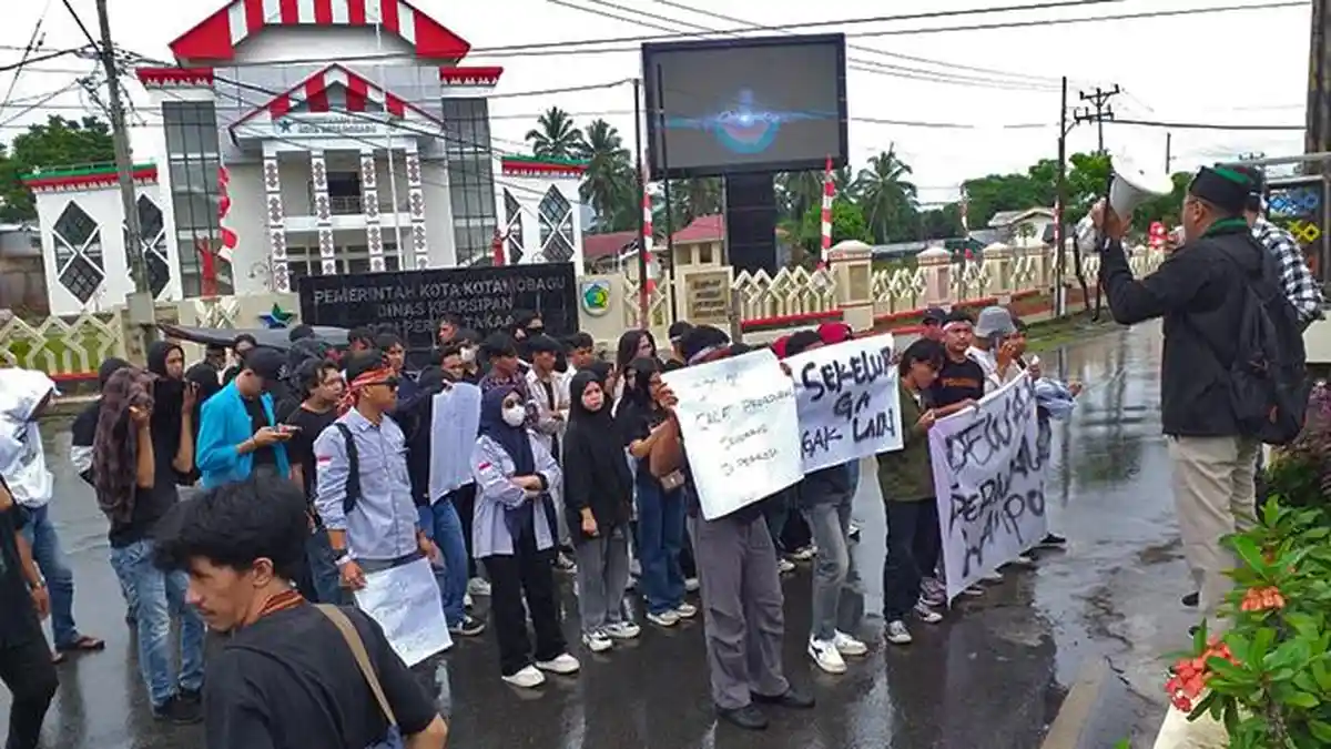 Breaking News : Puluhan Mahasiswa Kotamobagu Sulawesi Utara Lakukan Aksi Kawal Putusan MK