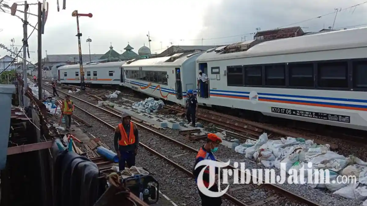 BREAKING NEWS: Gerbong Kereta Tanpa Lokomotif Malang Tabrak Ekskavator Hingga Lepas dari Jalur Rel